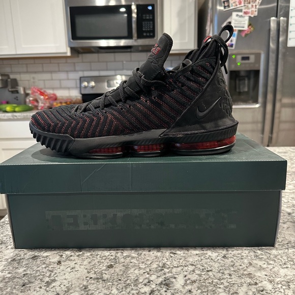 Lebron 16 “Bred”